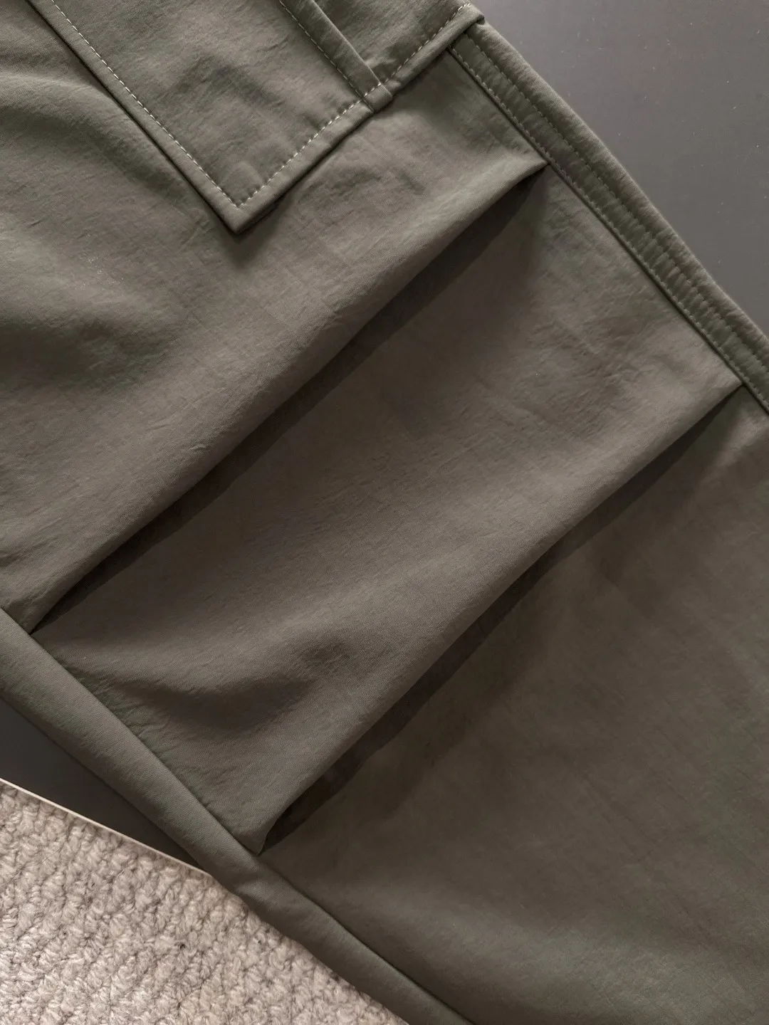2-3 days to ship P360 Stone lsland/Stone Island Mouth Co-branded Exclusive launch of 25ss autumn and winter new high-quality trousers Compare real-life details at will The craftsmanship that ordinary small workshops cannot copy Top-level ZP development Unique imported fabric feel Purely imported German machine production Precision operation Ten thousand needle density A pair of trousers with rich details You can see the development strength A full set of new accessories can be customized simultaneously Simple yet elegant Soft, delicate and comfortable The upper body is versatile and fashionable A perfect choice for autumn and winter, a must-have item. Sizes: M to 3XL (please state your height and weight when placing an order)